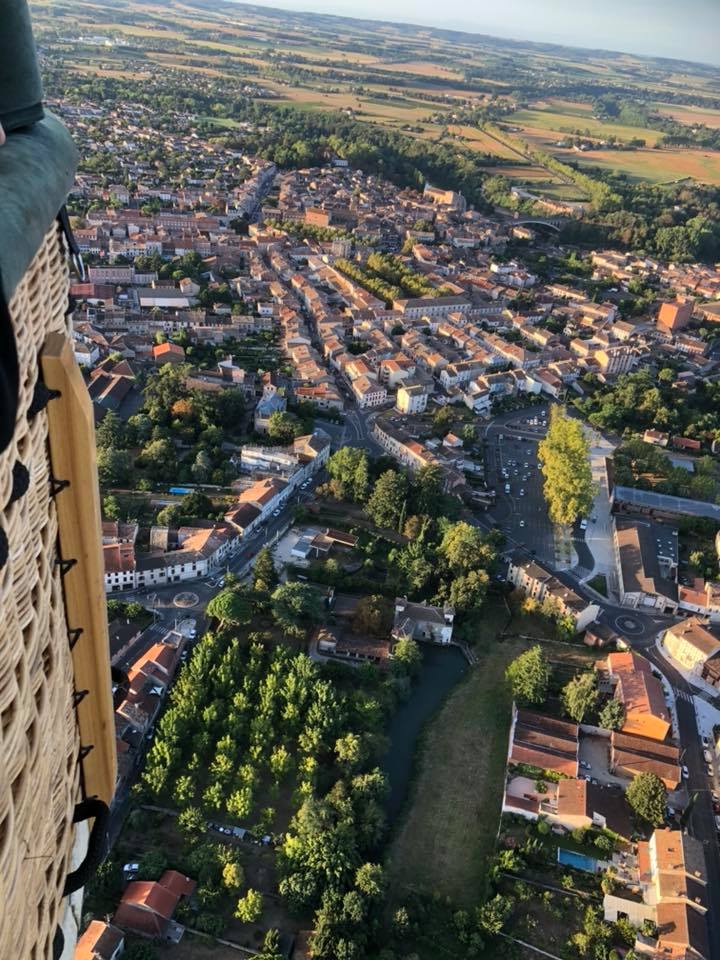 Vue aérienne de la ville du vin de Gaillac en montgolfière